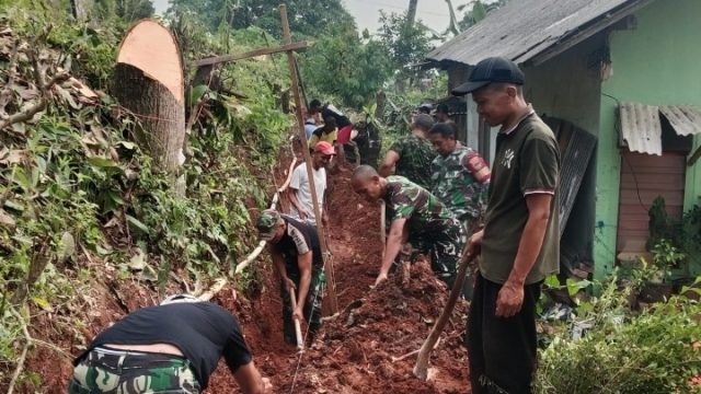 Babinsa Kodim 0410/KBL Bersama Warga Kompak Awali Program Pembagunan Desa TMMD Ke 129