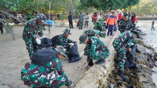 Prajurit Korem 043/Gatam Dukung Penuh Gerakan Raden Inten ASRI, Bersihkan Pantai Pasir Putih