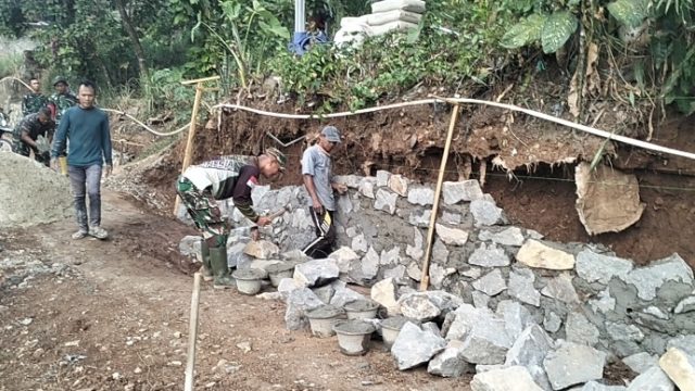 Babinsa Koramil 410-02/TBS Serka Pungut Supratman Laksanakan Kegiatan Pemantauan Progres Pembuatan Talut