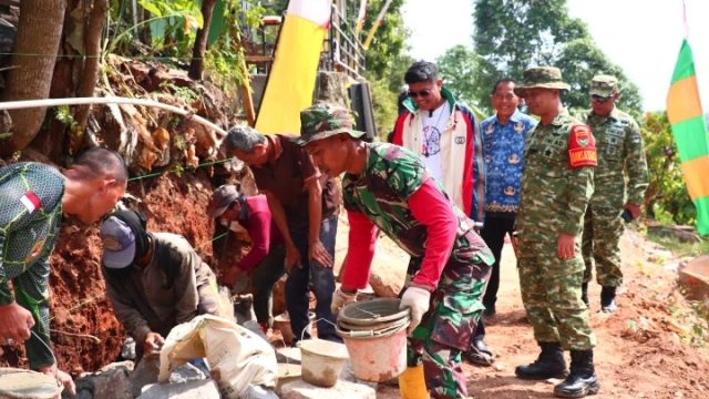 Sinergi Tanpa Batas: Peltu Dwi Gerakkan Warga Kemiling, Dansatgas TMMD Beri Apresiasi di Lapangan
