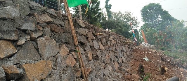 Puluhan Prajurit TNI Bersama Masyarakat Kompak Gotong Royong  Di Sepanjang Jalur Penataan Jalan