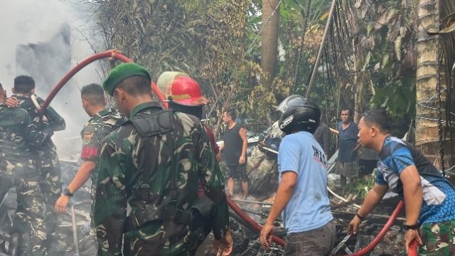 Gerak Cepat TNI Padamkan Kebakaran Rumah di Tanggamus, Kerugian Ditaksir Rp300 Juta