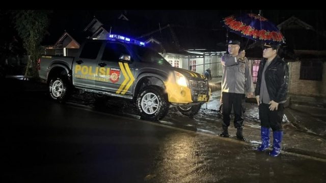 Respons Cepat Polsek Wonosobo Tangani Gorong-Gorong Ambrol dan Banjir di Pekon Negeri Ngarip
