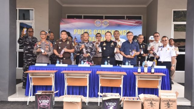 Tim Satgas BKO Pangkalan TNI AL Lampung Gagalkan Peredaran Ribuan Liter Minuman Keras Ilegal Di Pelabuhan Bakauheni