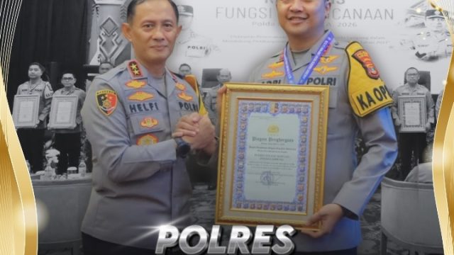 Polres Tulang Bawang Raih Predikat WBK, Kapolres Tulang Bawang AKBP Adri Bhirawasto Terima Penghargaan Dari Kapolda Lampung