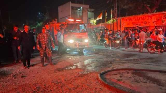 Babinsa Sukaraja Sigap Bantu Tangani Kebakaran Gudang Frozen, Pastikan Warga Aman dan Situasi Terkendali