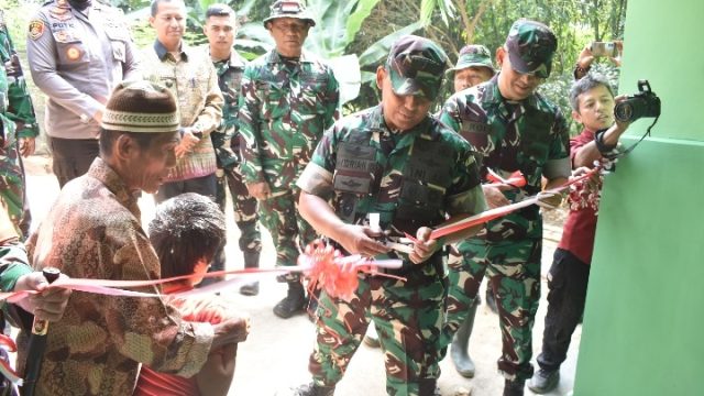 Kasrem 043/Gatam Dampingi Kasdam XXI/RI Tutup TMMD ke-129 di Bandar Lampung