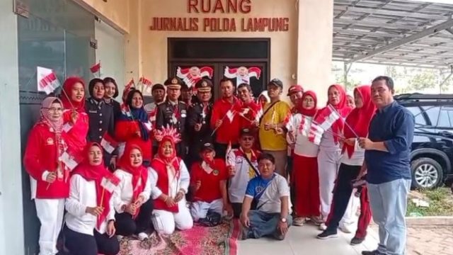 Meriahkan HUT RI ke-81, Pejabat Utama Polda Lampung Joget Balon Bersama Jurnalis