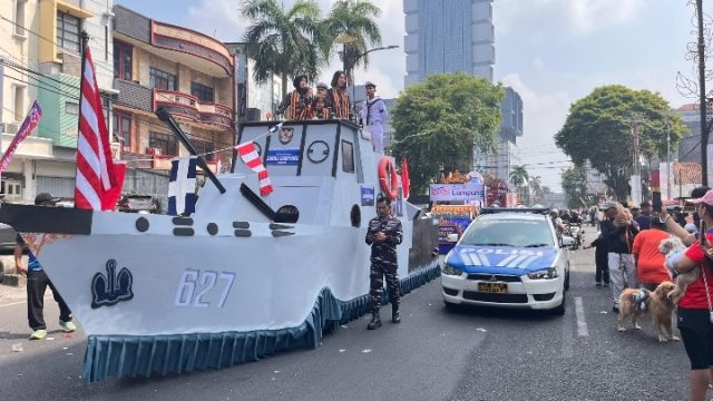 Lanal Lampung Hadir dalam Pawai Festival Krakatau XXXV, Tampilkan Model KRI Kerambit-627