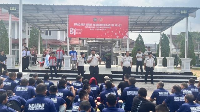 Rutan Kelas I Bandar Lampung Bagikan Baju Dis dan Perlengkapan Mandi Bagi Tahanan Baru