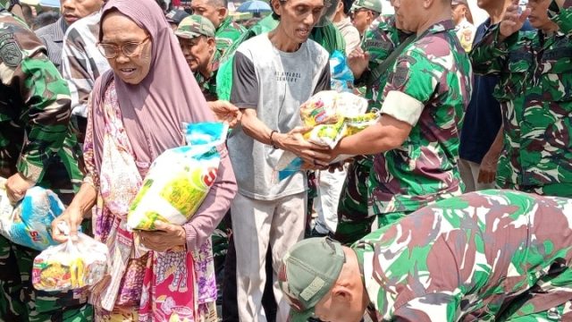 Dandim 0410/KBL Bersama Babinsa Salurkan Sembako Dalam Rangka Tradisi Cioko di Vihara Amurwa Bhumi Graha