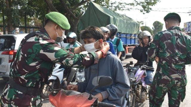 Antisipasi Abu Vulkanik Anak Krakatau, Korem 043/Gatam Bagikan Masker dan Bersihkan Sekolah di Metro
