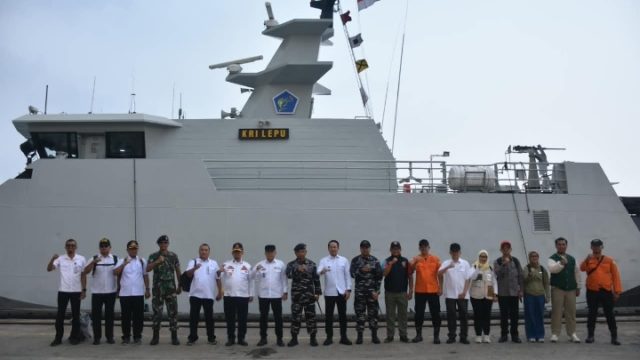 Lanal Lampung Bersama Forkopimda Pantau Aktivitas Gunung Anak Krakatau Menggunakan KRI Lepu-861