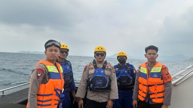 Satuan Brimob Polda Lampung Bersinergi Dengan Ditpolair Cari Lima Jurnalis Yang Hilang di Perairan Anak Krakatau