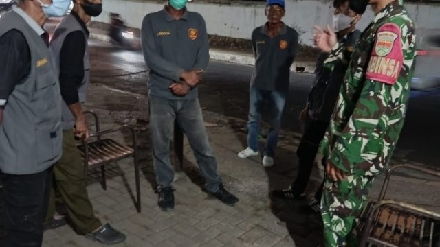 Jaga Malam demi Generasi Babinsa Enggal Bersinergi Ciptakan Zona Aman di Bandar Lampung”