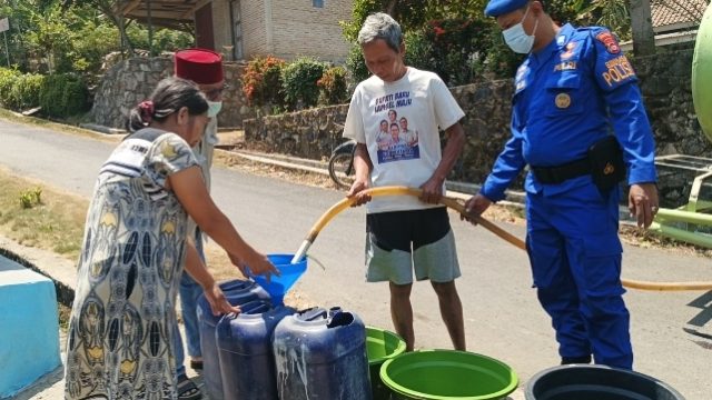 Satpolairud Polres Lampung Selatan Distribusikan Air Bersih untuk Warga Dusun Kayu Tabu