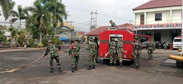 Babinsa Kodim 0410/KBL Latih Operasional Mobil Damkar, Perkuat Siaga Gerak Bantu Warga Saat Kebakaran