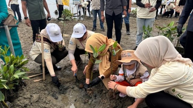 Peringati HUT Ke-81 TNI Brigif 4 MAR/BS Gelar Bakti Sosial Dan Penanaman Mangrove