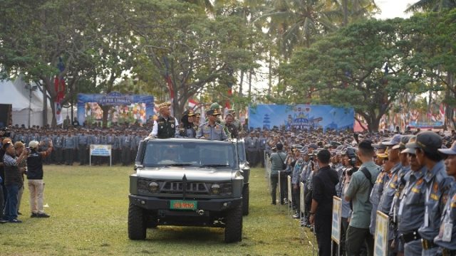 Danrem 043/Gatam Hadiri Apel Akbar 4.000 Anggota Linmas di Bandar Lampung