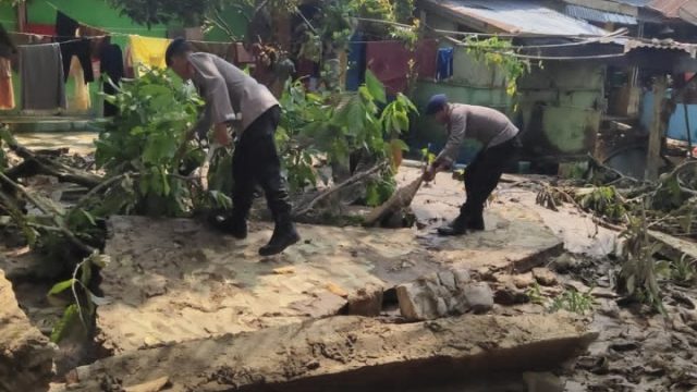 Satuan Brimob Polda Lampung Turun Tangan Bantu Warga Pasca Banjir di Tanggamus