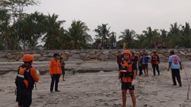 Polres Pesisir Barat Evakuasi Remaja 17 Tahun yang Ditemukan Mengapung di Perairan Pekon Balam