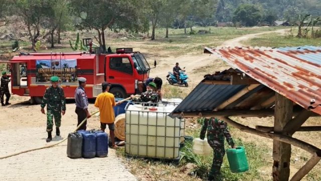 Kodim 0410/KBL Gerak Cepat Salurkan Bantuan Air bersih Kepada Masyarakat