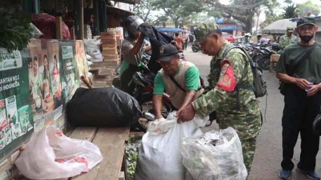 Peringati HUT TNI Ke-81 Babinsa dan Jajaran Kodim 0410/KBL Bersama Dandim Laksanakan Giat Bersih di Pasar Tamin