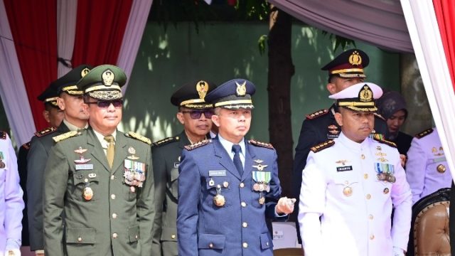 Danlanal Lampung  Hadiri Upacara Peringatan HUT TNI Ke-81 Di Lapangan Saburai Enggal