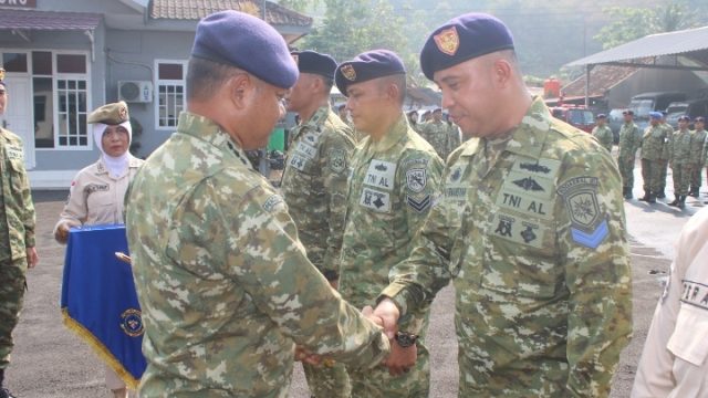 Pimpin Upacara Kenaikan Pangkat, Danlanal Lampung Ajak Prajurit Peduli Sesama