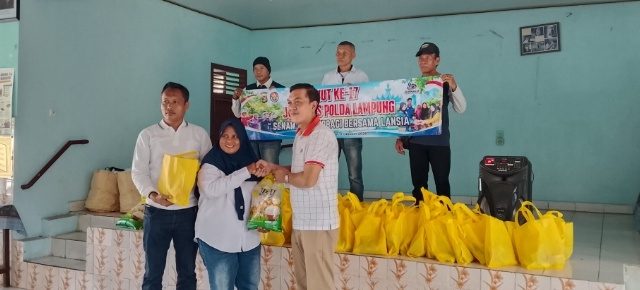 HUT ke-17, Jurnalis Polda Lampung Berbagi Kebahagiaan Bersama Lansia di Panti Tresna Werdha Natar
