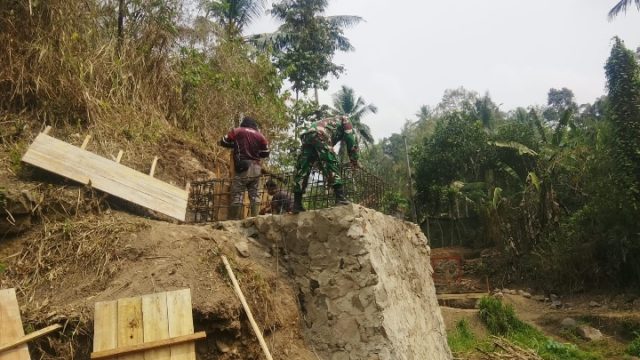 Babinsa Kodim 0410/KBL Bersama Warga Gotong Royong Bangun Dua Jembatan Gantung
