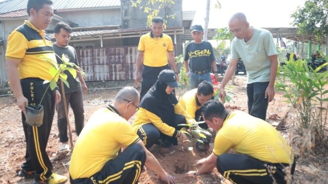Kapolres Lampung Utara Pimpin Kegiatan Green Policing, Ajak Personel Peduli Lingkungan melalui Gotong Royong dan Penanaman Pohon
