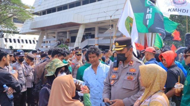 Polisi Humanis Kawal Demo Dua Tahun Prabowo-Gibran di Lampung, Massa Sampaikan 8 Tuntutan