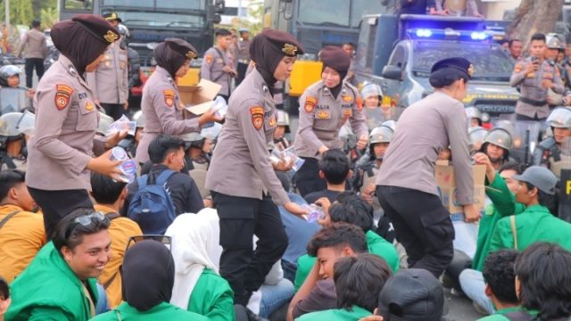 Aksi Humanis Polwan Polda Lampung, Bagikan Air Minum Kepada Massa Pendemo di Gedung DPRD