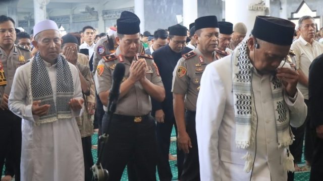 Kapolda Lampung Bersama Wakapolda Salat Jumat di Masjid Agung Al-Furqon, Perkuat Kedekatan Polri dengan Masyarakat